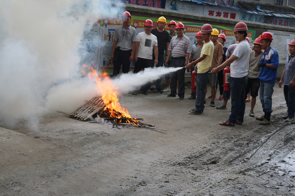 福建易順建筑工程有限公司“東升商城”工程2017年度《安全生產(chǎn)月》消防、救援應急演練