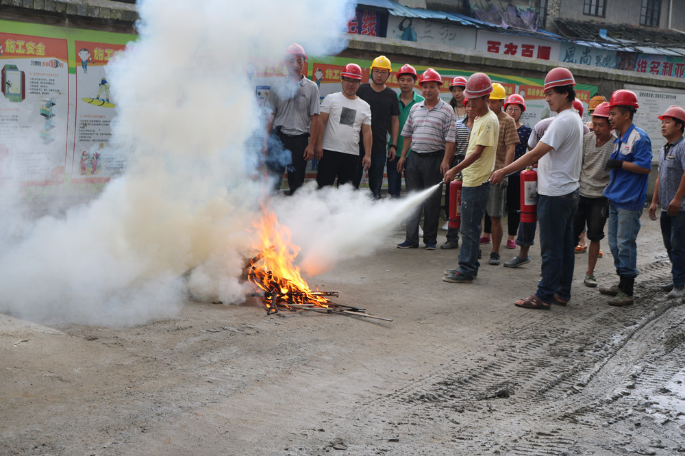 福建易順建筑工程有限公司“東升商城”工程2017年度《安全生產(chǎn)月》消防、救援應急演練