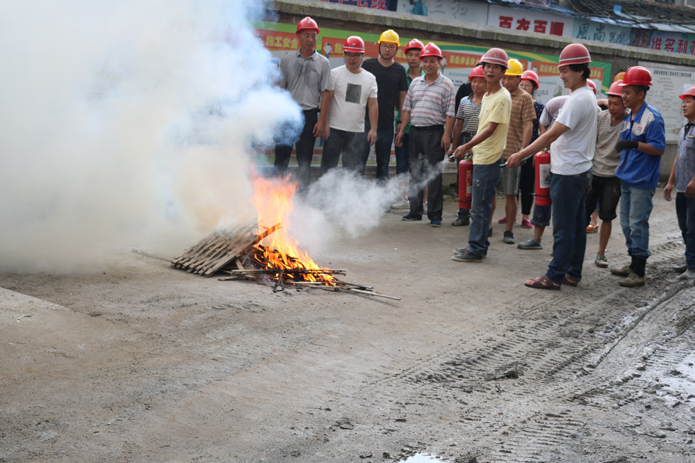 福建易順建筑工程有限公司“東升商城”工程2017年度《安全生產(chǎn)月》消防、救援應急演練