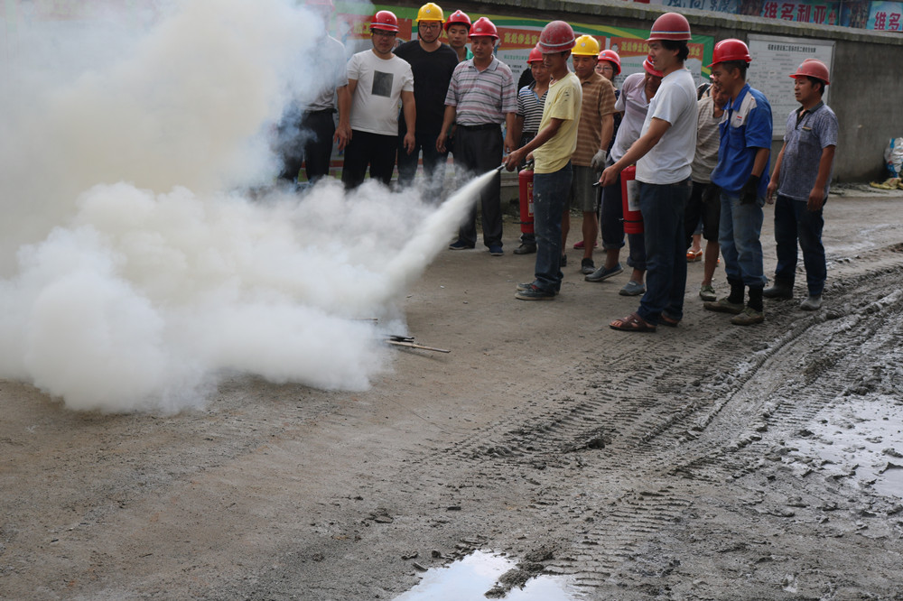 福建易順建筑工程有限公司“東升商城”工程2017年度《安全生產(chǎn)月》消防、救援應急演練