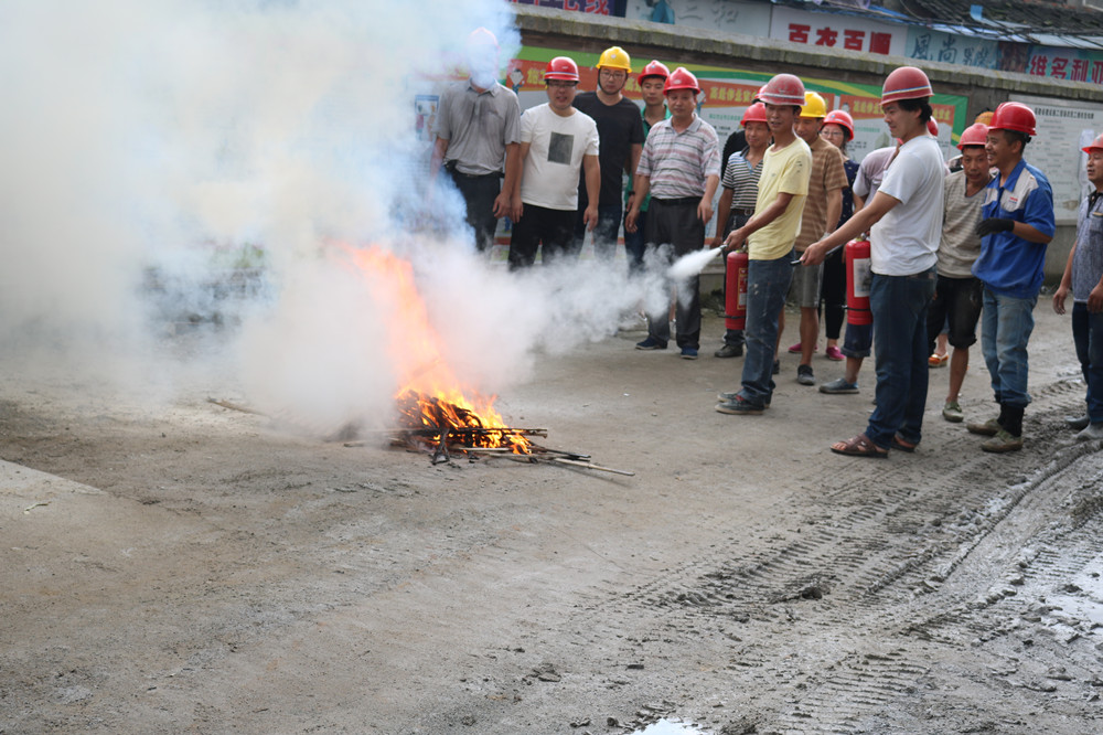福建易順建筑工程有限公司“東升商城”工程2017年度《安全生產(chǎn)月》消防、救援應急演練