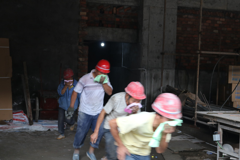 福建易順建筑工程有限公司“東升商城”工程2017年度《安全生產(chǎn)月》消防、救援應急演練