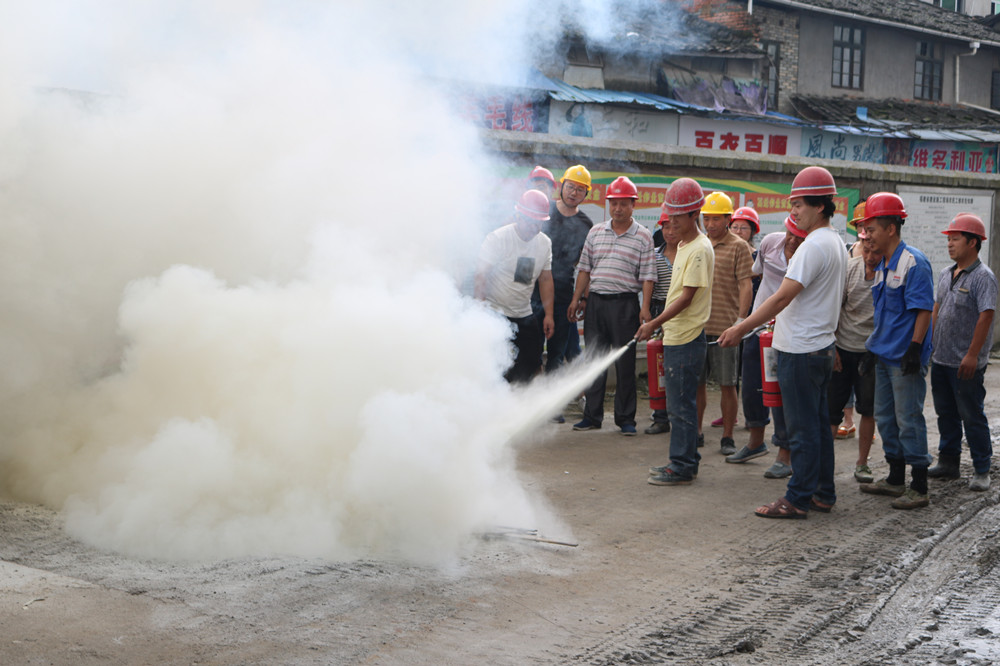 福建易順建筑工程有限公司“東升商城”工程2017年度《安全生產(chǎn)月》消防、救援應急演練