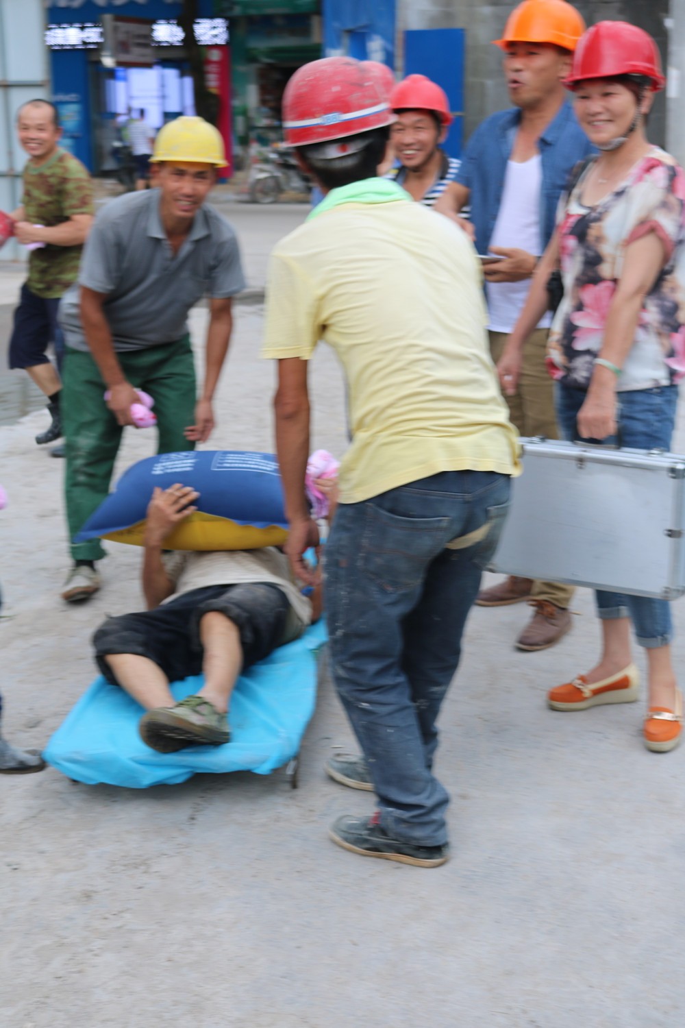 福建易順建筑工程有限公司“東升商城”工程2017年度《安全生產(chǎn)月》消防、救援應急演練