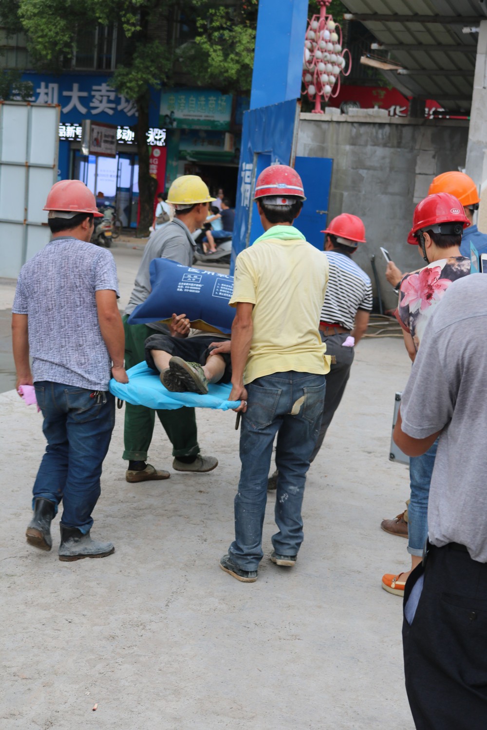 福建易順建筑工程有限公司“東升商城”工程2017年度《安全生產(chǎn)月》消防、救援應急演練