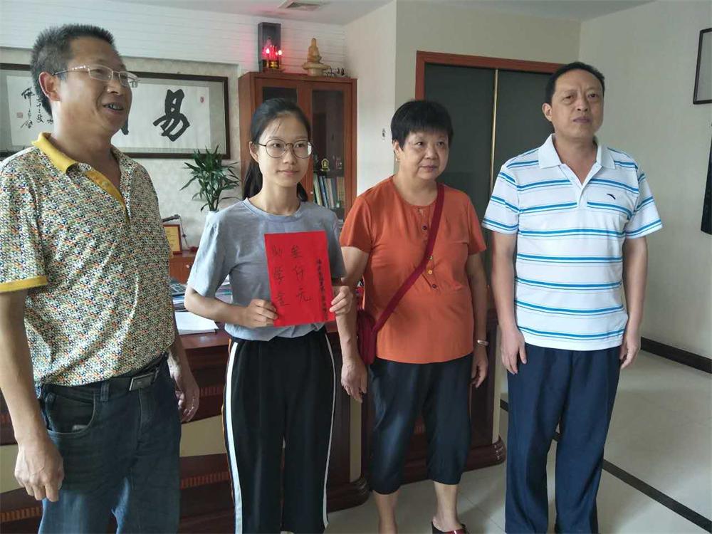 福建易順建筑工程有限公司2017年第一屆：“金秋助學(xué)，學(xué)子圓夢，誠信你我，感恩社會”