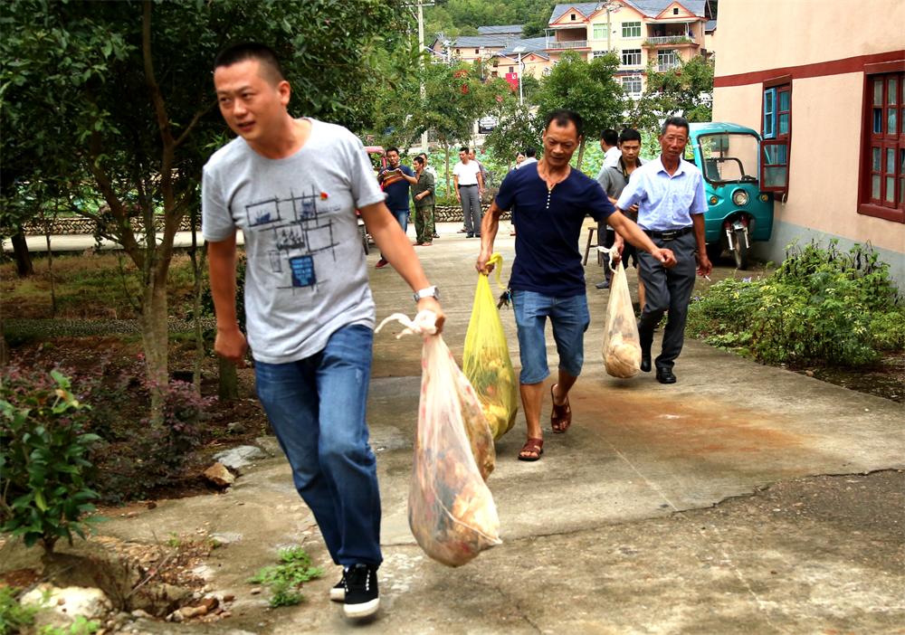 福建易順建筑工程有限公司“互動(dòng)聯(lián)動(dòng)、掛鉤幫扶”招沙甲村貧困戶捐贈(zèng)儀式