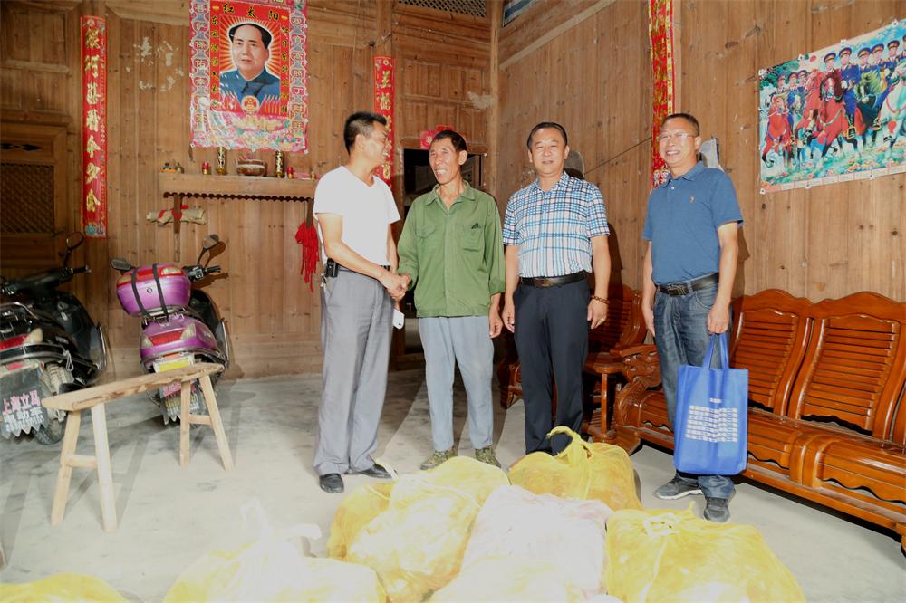 福建易順建筑工程有限公司“互動(dòng)聯(lián)動(dòng)、掛鉤幫扶”招沙甲村貧困戶捐贈(zèng)儀式