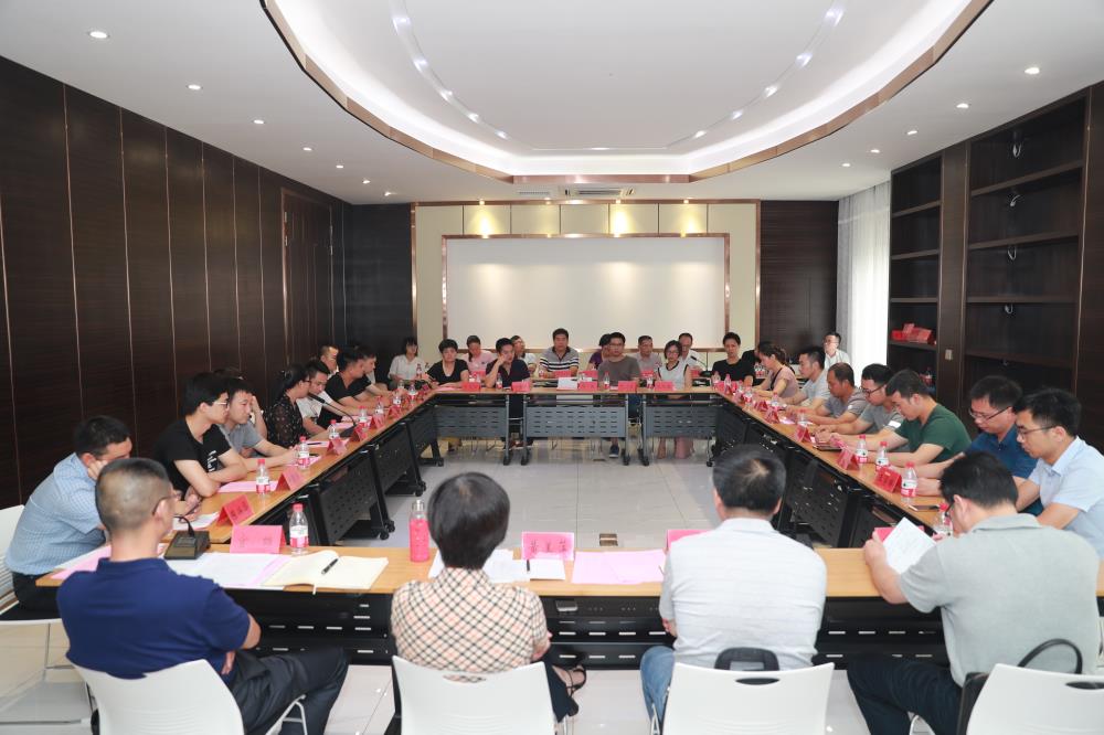 由（縣委常委、政法委書記）官雄主持、黃美萍（縣委書記）蘇建旗（縣長(zhǎng)）參加“村企結(jié)對(duì)、真情幫扶”簽約授牌儀式、