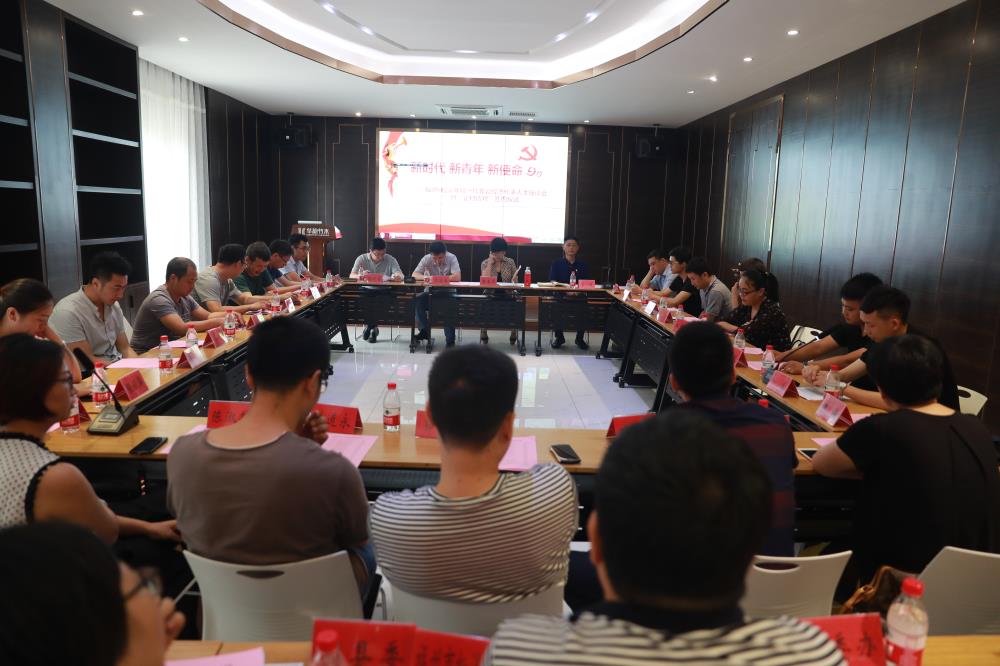 由（縣委常委、政法委書記）官雄主持、黃美萍（縣委書記）蘇建旗（縣長(zhǎng)）參加“村企結(jié)對(duì)、真情幫扶”簽約授牌儀式、