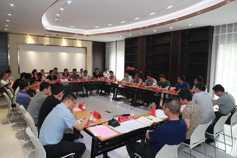 由（縣委常委、政法委書記）官雄主持、黃美萍（縣委書記）蘇建旗（縣長(zhǎng)）參加“村企結(jié)對(duì)、真情幫扶”簽約授牌儀式、