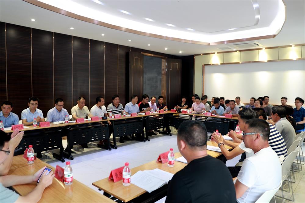 由（縣委常委、政法委書記）官雄主持、黃美萍（縣委書記）蘇建旗（縣長(zhǎng)）參加“村企結(jié)對(duì)、真情幫扶”簽約授牌儀式、