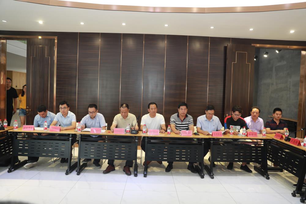 由（縣委常委、政法委書記）官雄主持、黃美萍（縣委書記）蘇建旗（縣長(zhǎng)）參加“村企結(jié)對(duì)、真情幫扶”簽約授牌儀式、