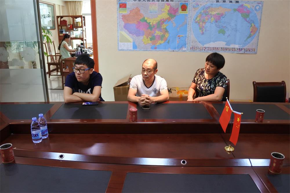 知識改變?nèi)说拿\(yùn)，公司職工子女考上大學(xué) 單位頒發(fā)助學(xué)金