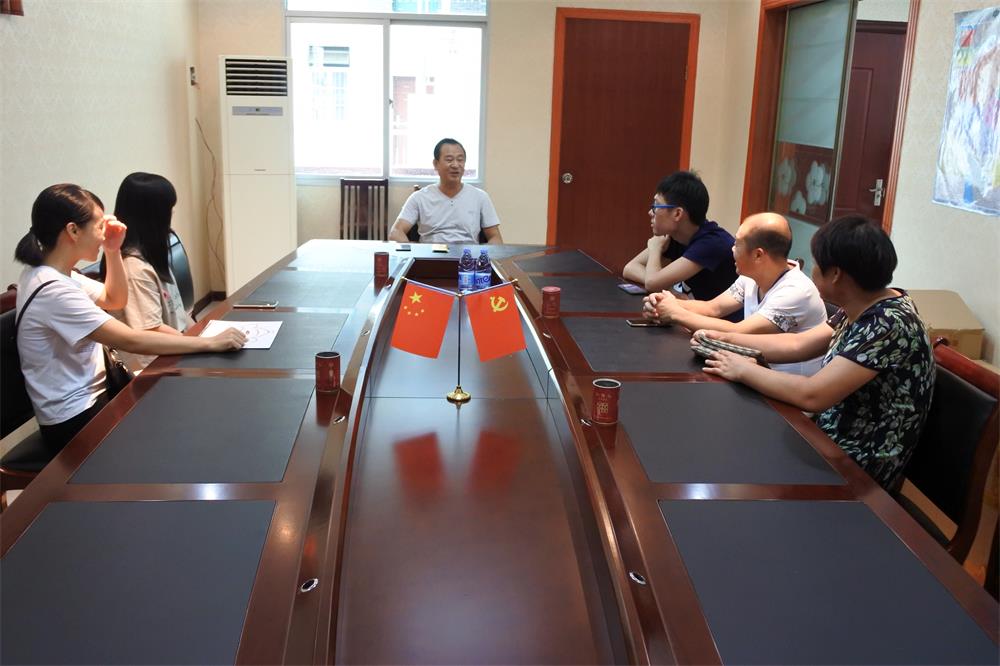 知識改變?nèi)说拿\(yùn)，公司職工子女考上大學(xué) 單位頒發(fā)助學(xué)金