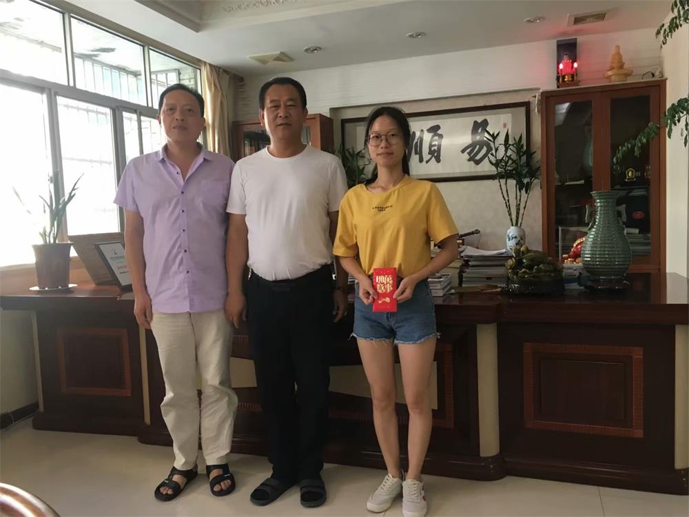 知識改變?nèi)说拿\(yùn)，公司職工子女考上大學(xué) 單位頒發(fā)助學(xué)金