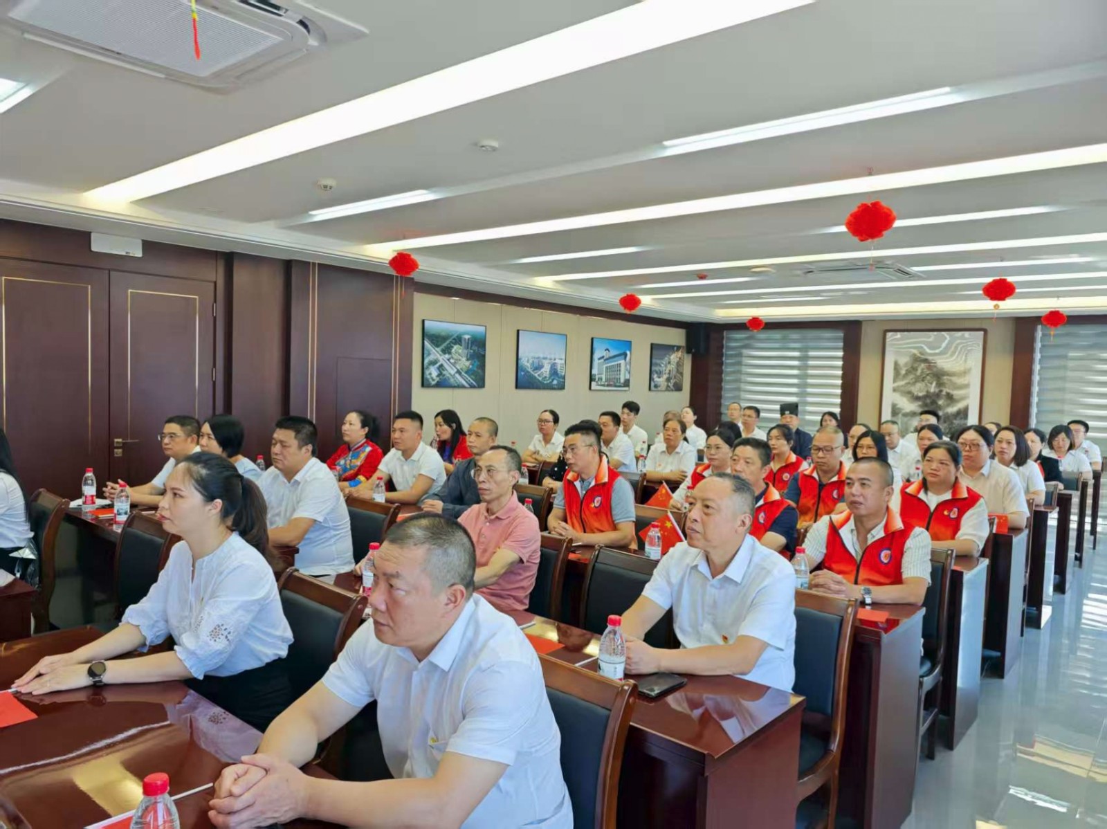 易順建工集團有限公司聯(lián)合松溪縣委統(tǒng)戰(zhàn)部機關(guān)集中集中觀看紀(jì)念中國人民抗日戰(zhàn)爭暨世界反法西斯戰(zhàn)爭勝利80周年大會