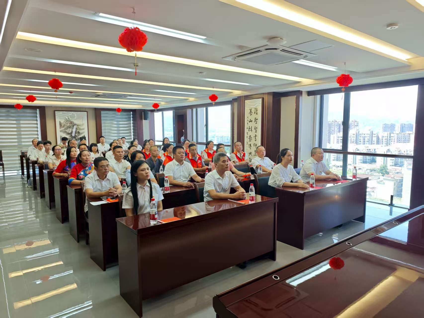 易順建工集團有限公司聯(lián)合松溪縣委統(tǒng)戰(zhàn)部機關(guān)集中集中觀看紀(jì)念中國人民抗日戰(zhàn)爭暨世界反法西斯戰(zhàn)爭勝利80周年大會