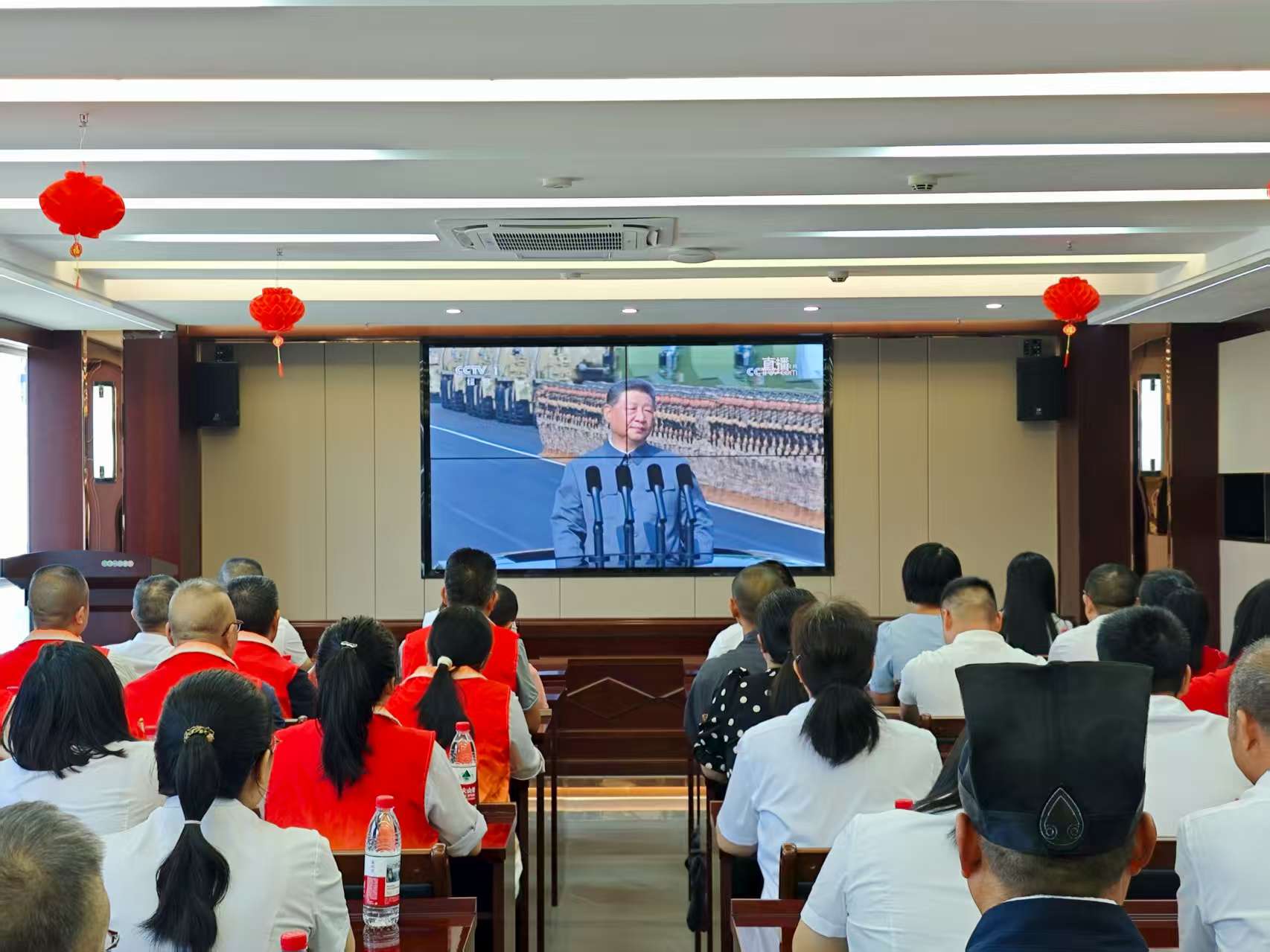 易順建工集團有限公司聯(lián)合松溪縣委統(tǒng)戰(zhàn)部機關(guān)集中集中觀看紀(jì)念中國人民抗日戰(zhàn)爭暨世界反法西斯戰(zhàn)爭勝利80周年大會