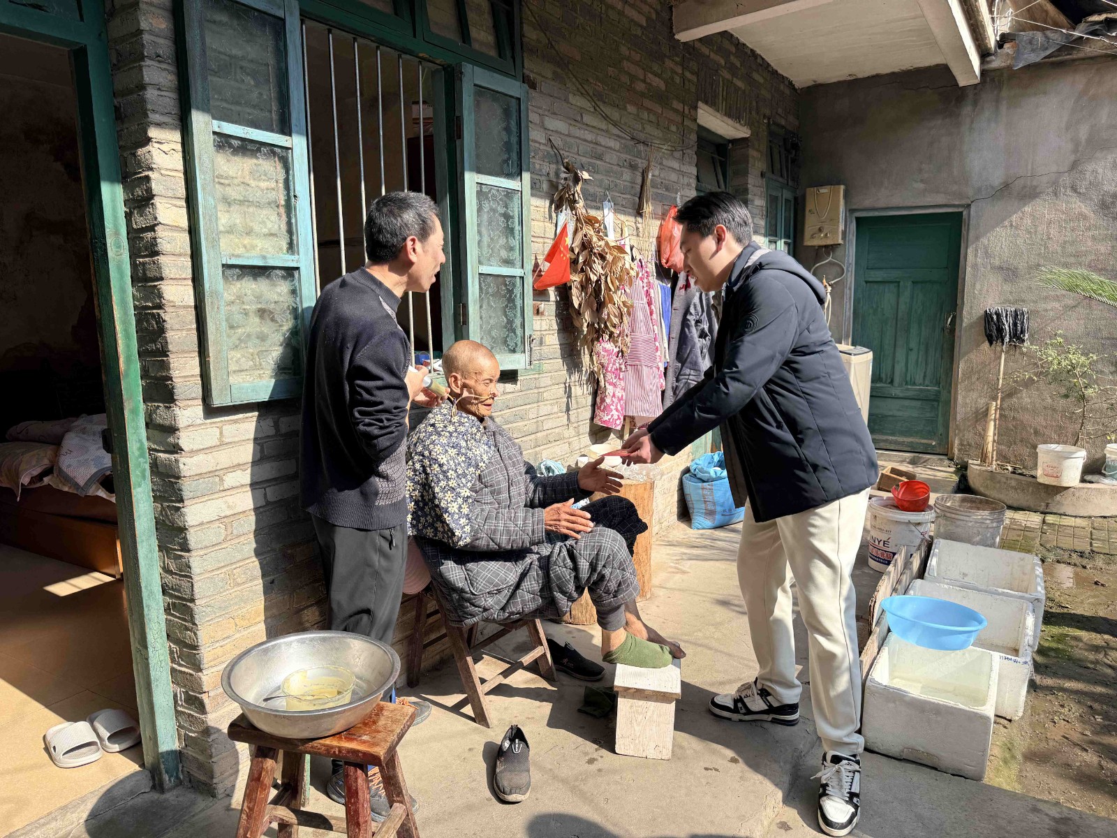 情暖寒冬，心系民生——易順建工集團開展困難黨員及群眾慰問活動