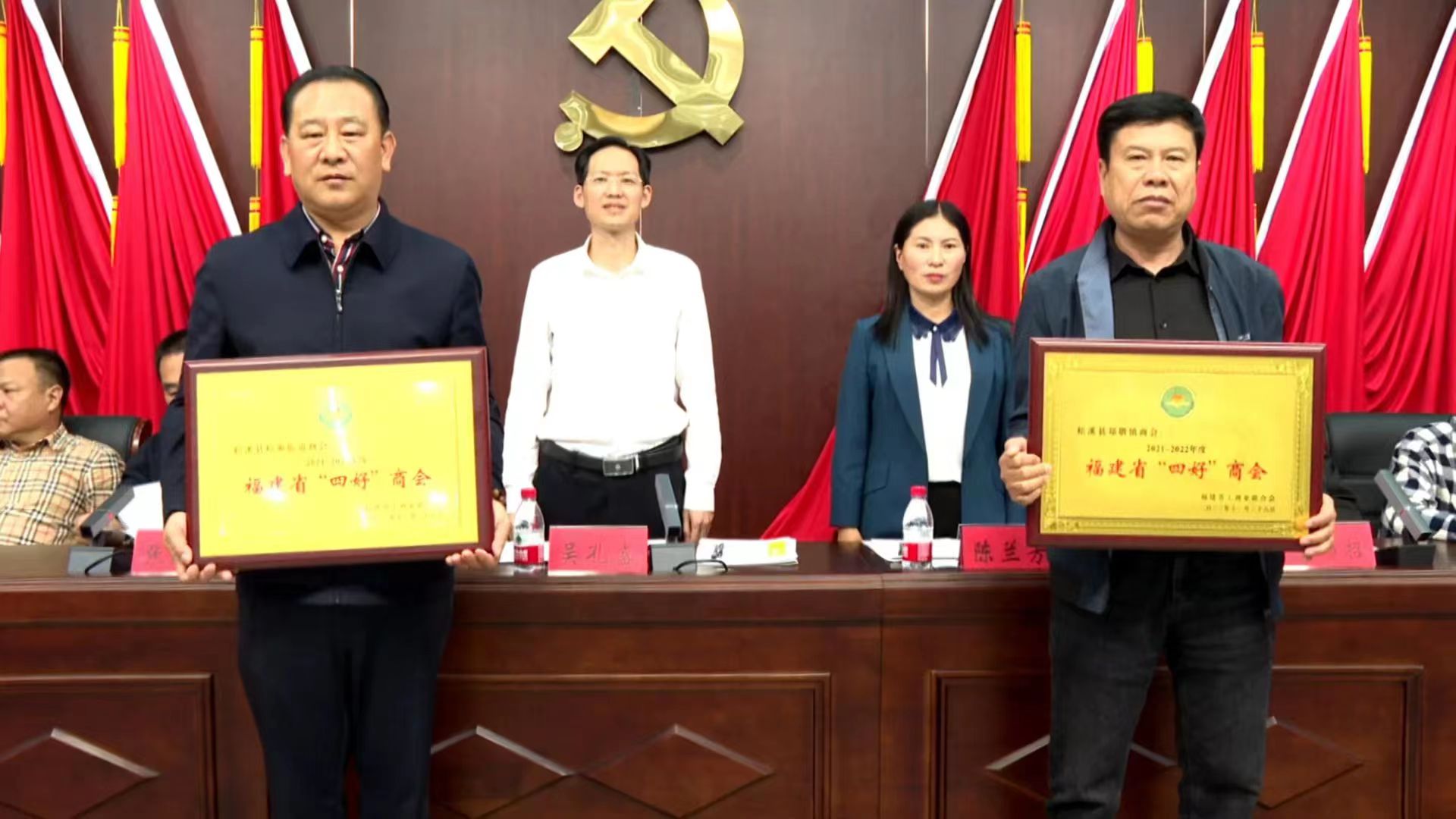 易順建工集團董事長李易順作為松溪街道商會代表領(lǐng)取2021-2022年度福建省“四好”商會榮譽獎項。