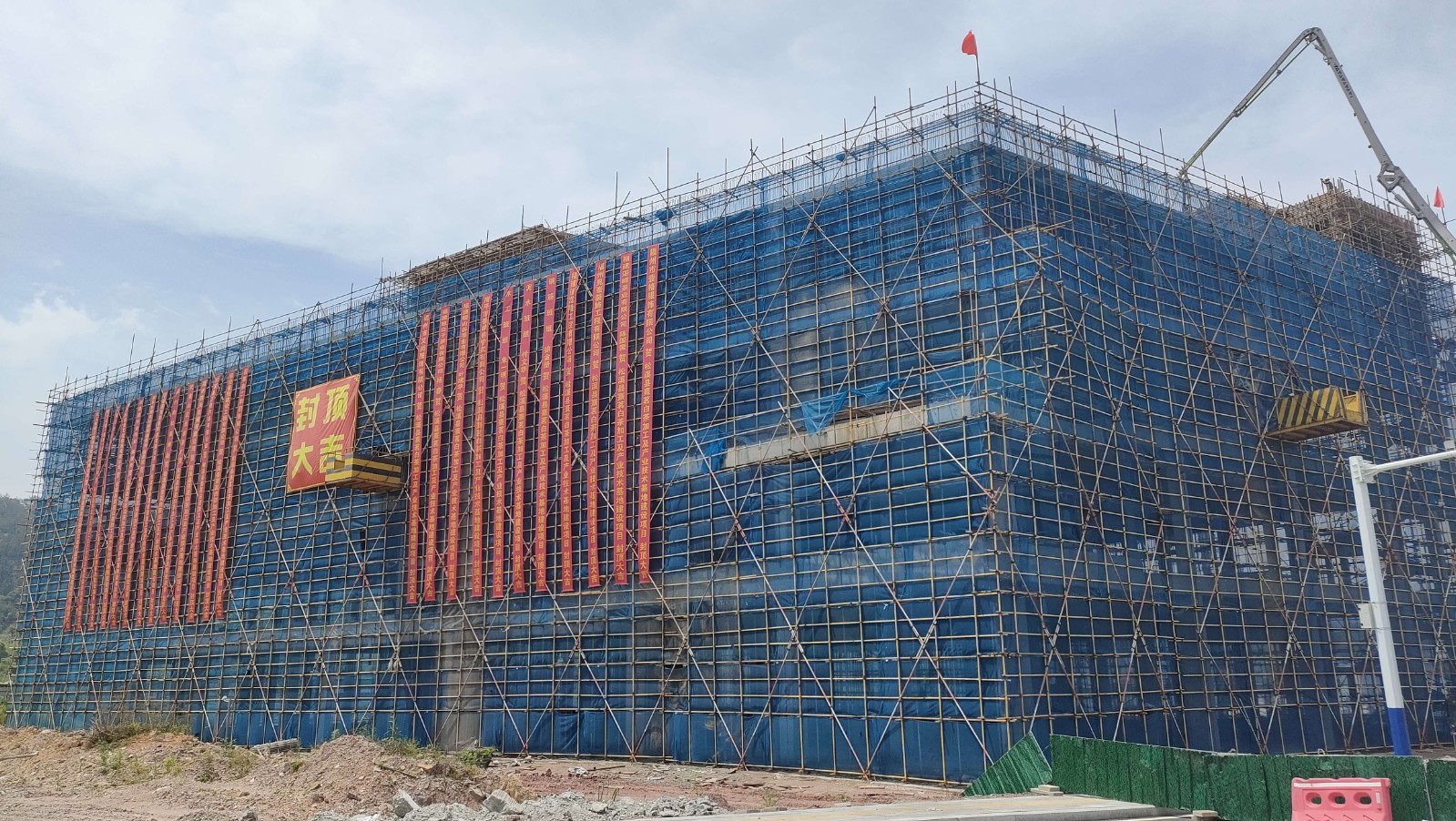 易順建工集團有限公司承建的熹茗白茶加工及產(chǎn)業(yè)技術(shù)基地建設項目一期工程順利封頂！